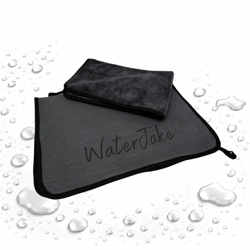 WaterJake® Trockentuch mit Schriftzug, gefaltet, auf hellem Grund mit Wassertropfen