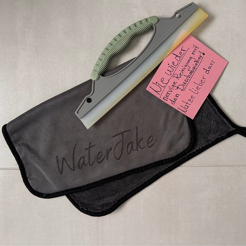 WaterJake® Trockentuch neben einem Duschabzieher mit Notiz: Nie wieder nervige Reinigung mit dem Duschabzieher